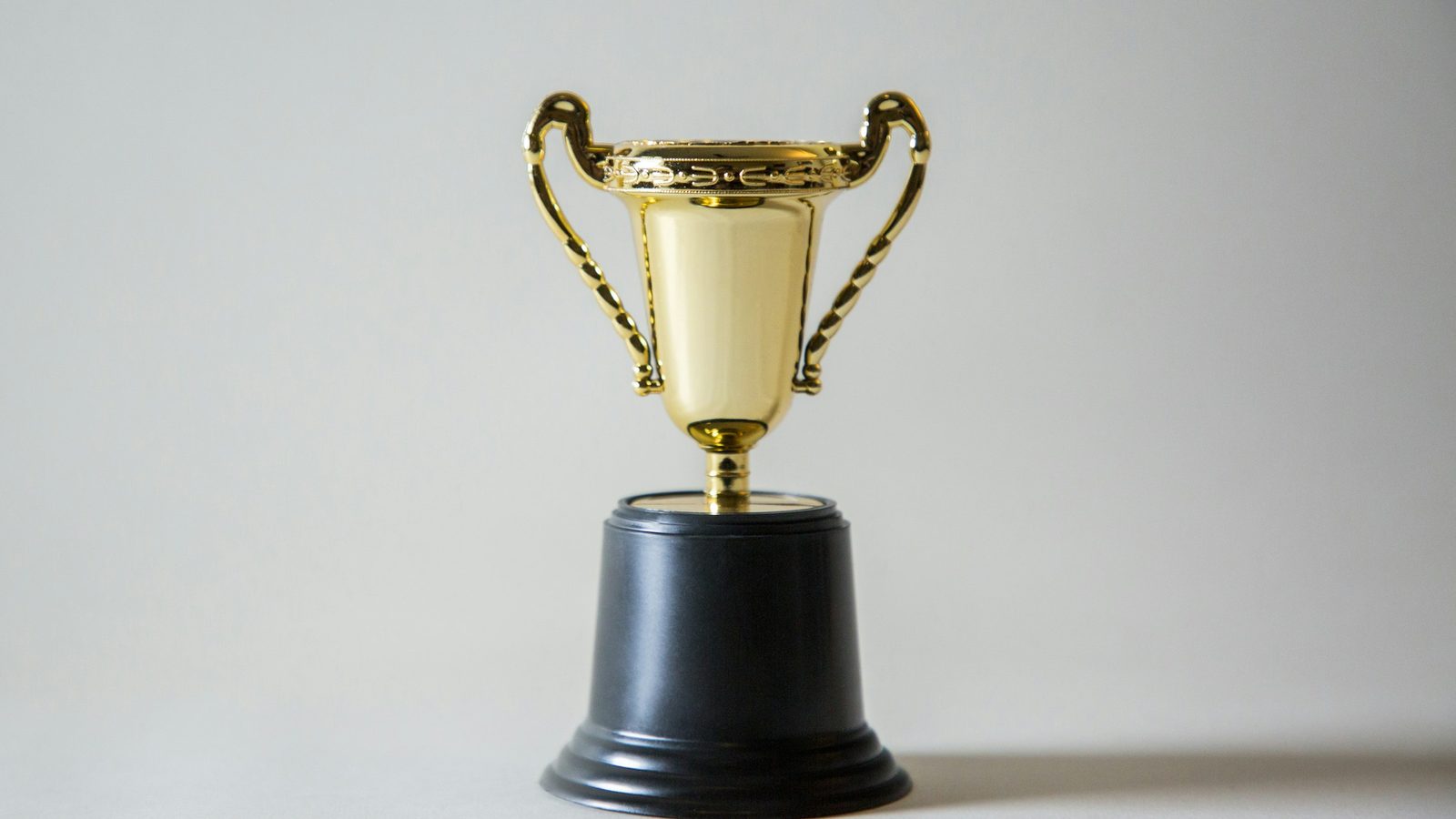 Goldener Pokal auf hellem Grund als Symbol für das beste Online Casino im Test