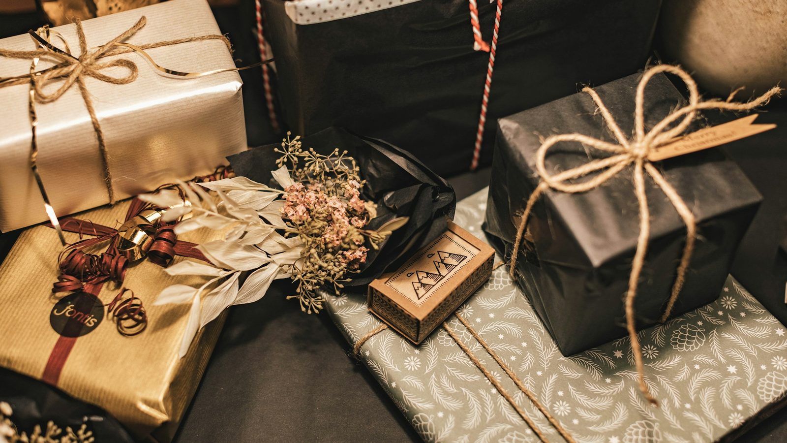 Verpackte Geschenke mit Schleifen, denn ein Casino Bonus ist nie ganz ohne Bedingungen