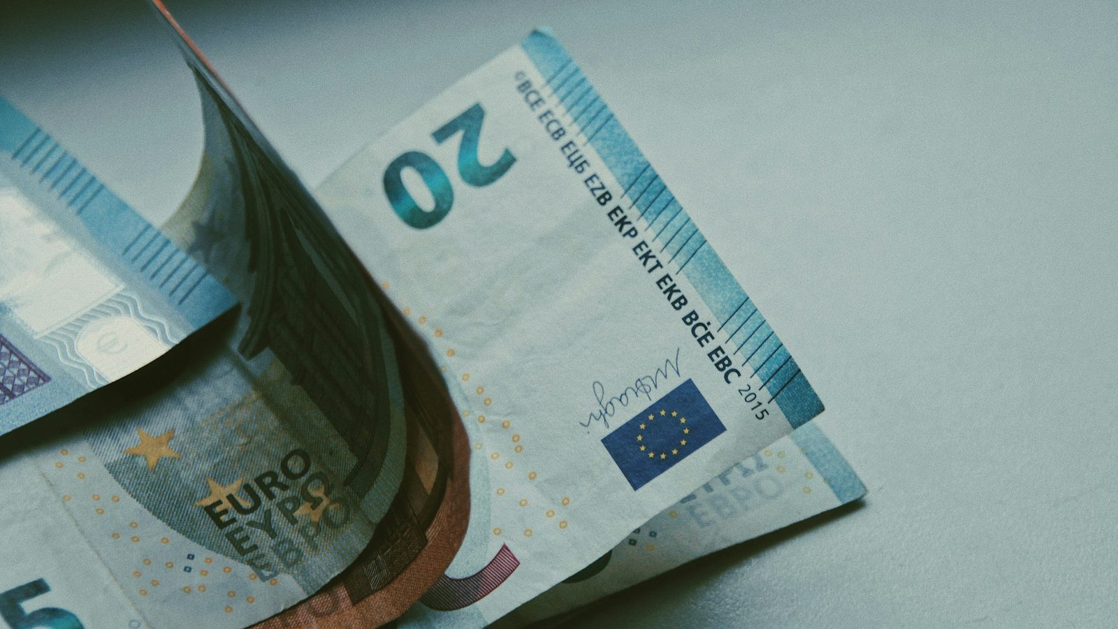 Euroscheine auf dem Tisch für die erste Online Casino 5 Euro Einzahlung