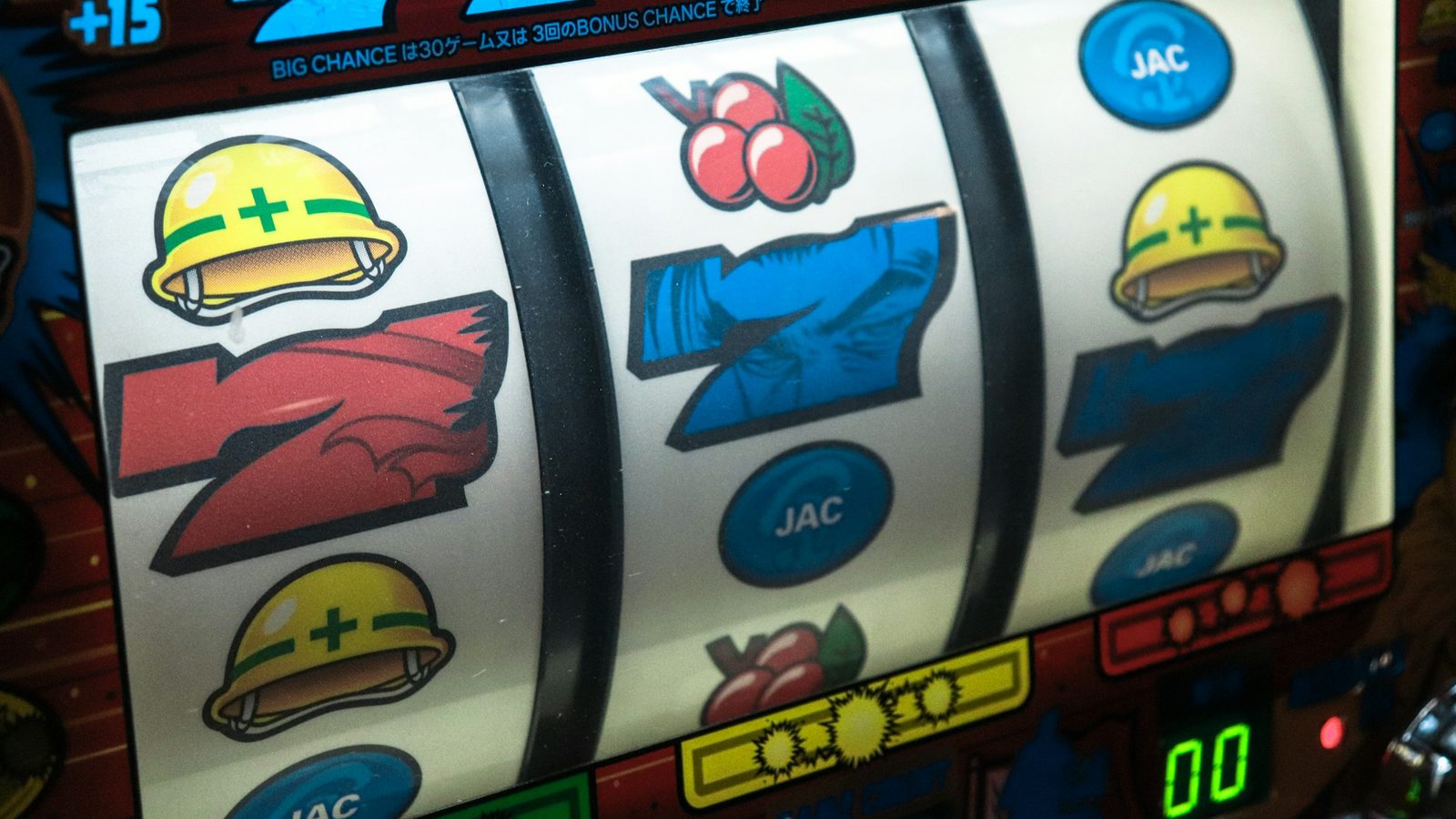 Walzen eines Spielautomaten in Nahaufnahme, auf denen Freispiele ohne Einzahlung laufen