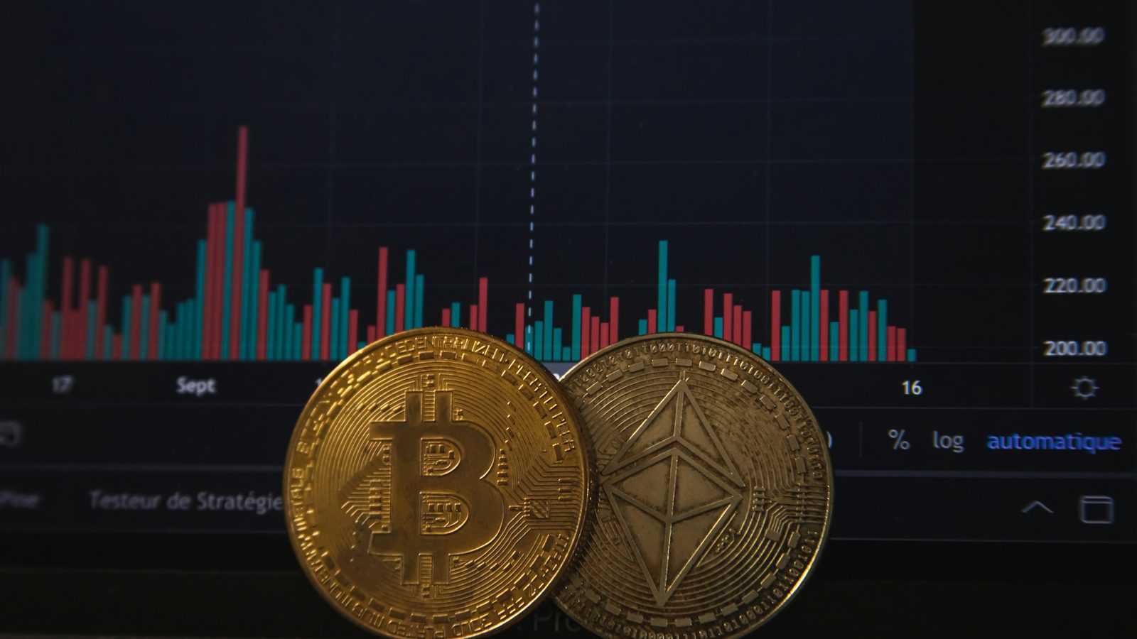 Bitcoin- und Ethereum-Münze vor einem Kurschart, die Währungen im Krypto Casino