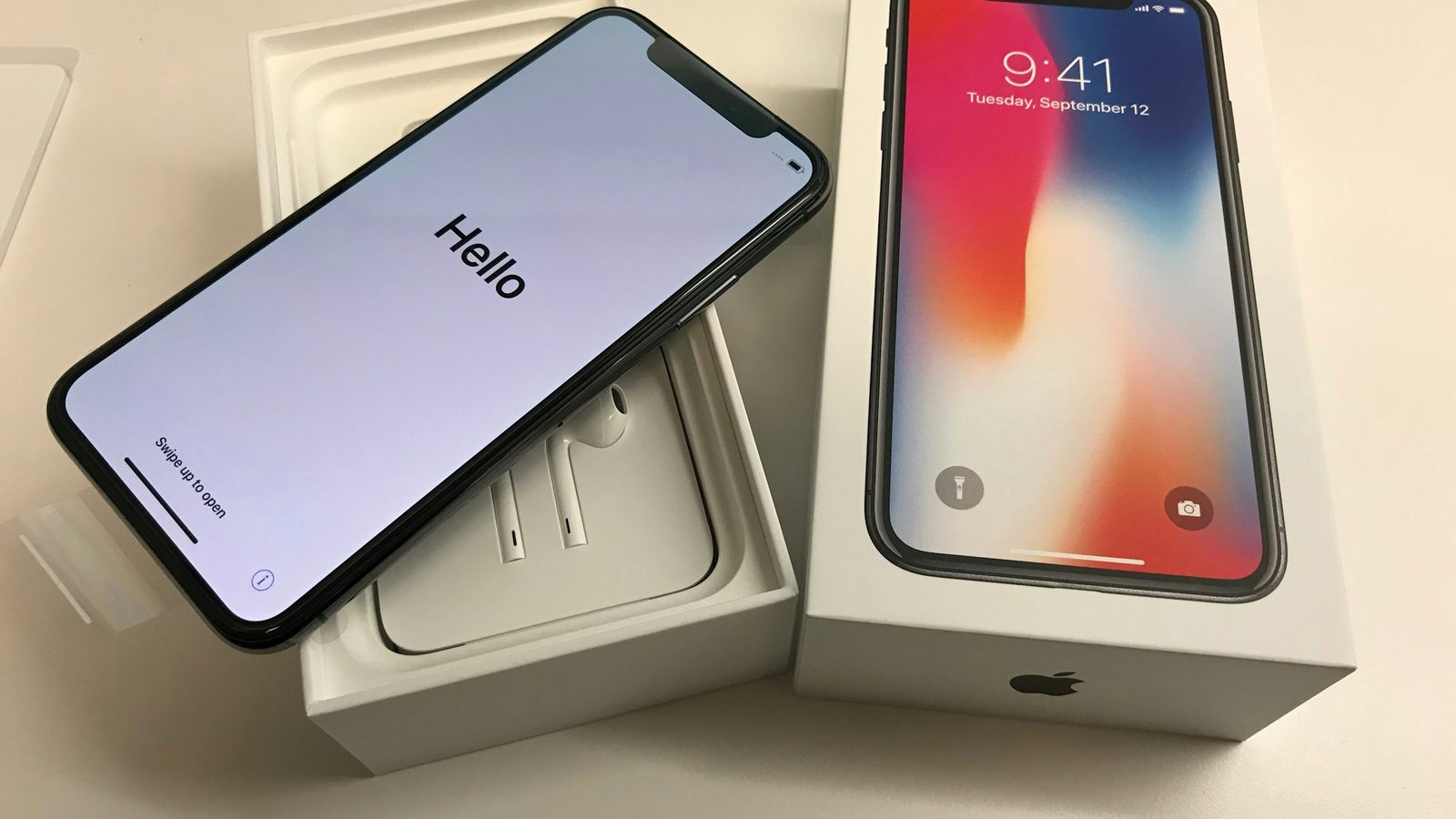 Frisch ausgepacktes Smartphone neben dem Karton, so neu wie viele neue Online Casinos