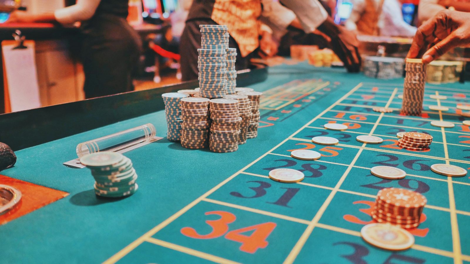Chips auf dem Zahlenfeld eines Roulettetisches, das Spielfeld beim Online Roulette