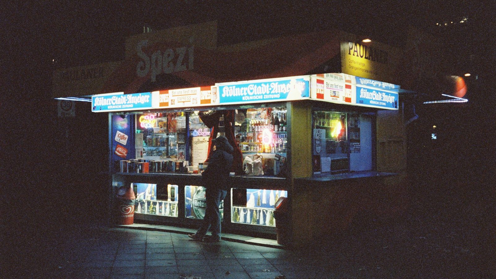 Beleuchteter Kiosk bei Nacht, wo man den Code für ein Paysafecard Casino kauft
