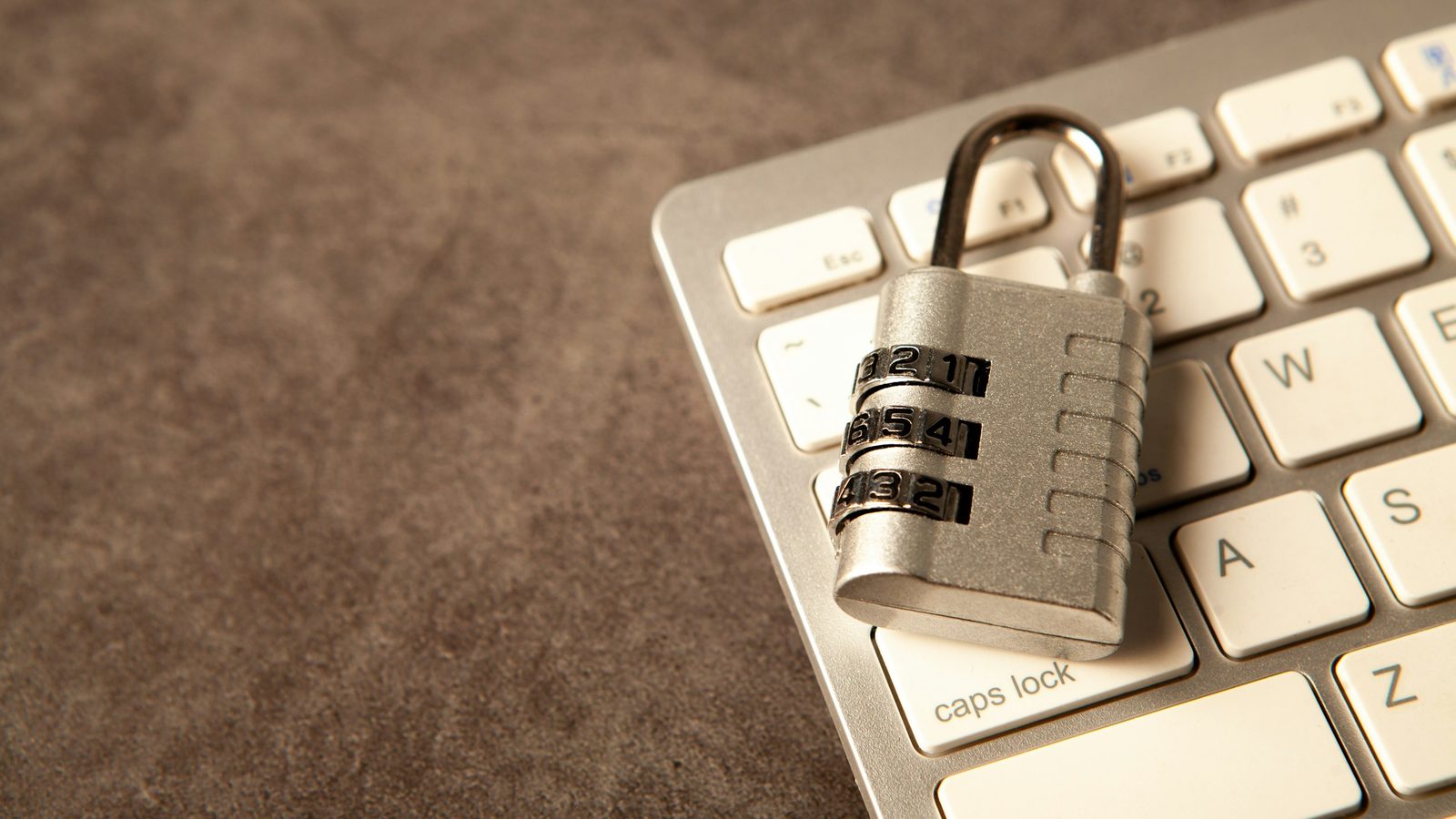 Zahlenschloss auf einer Tastatur als Zeichen für Sicherheit bei seriösen Online Casinos