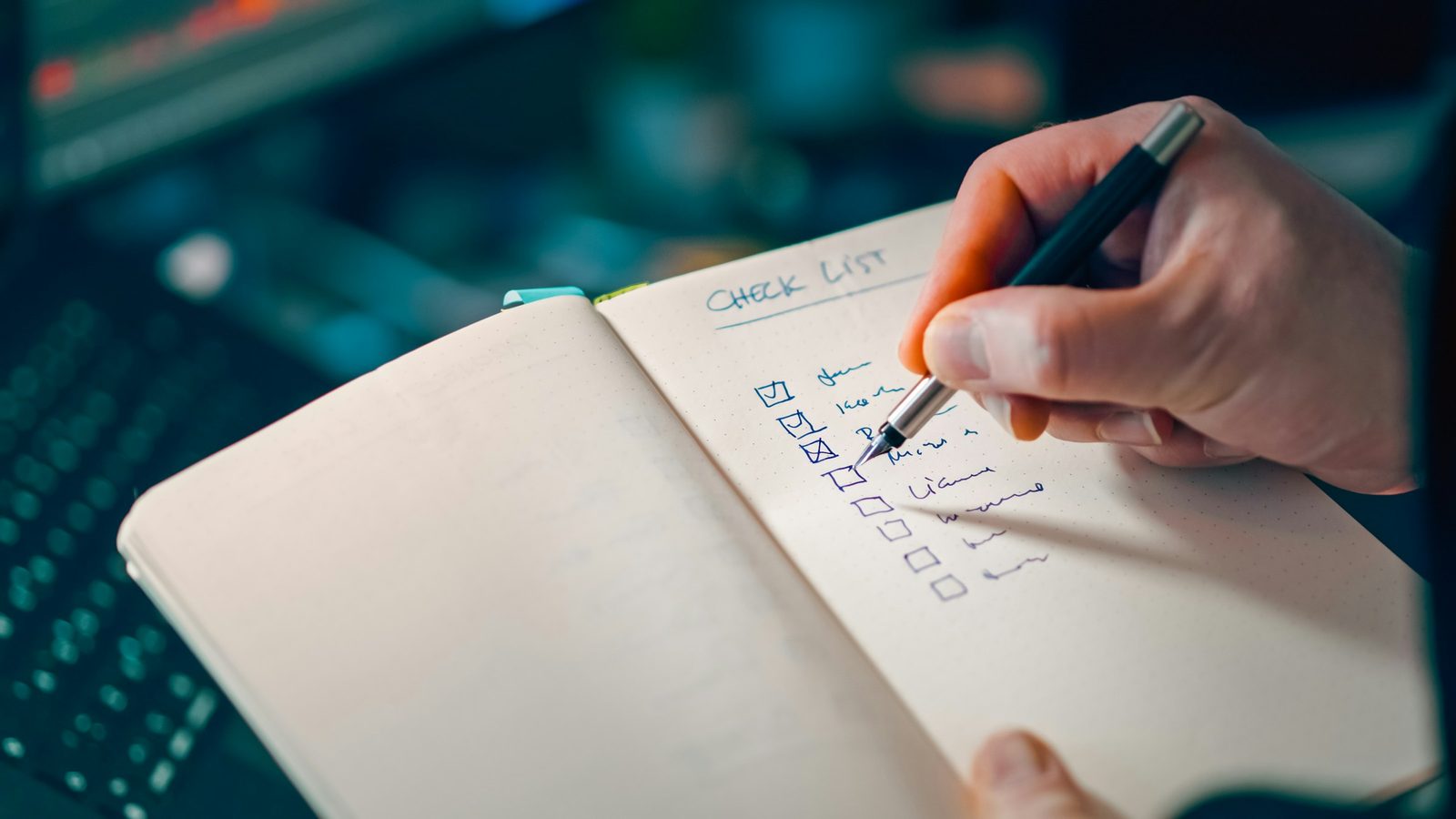 Hand hakt eine Checkliste im Notizbuch ab, so testen wir jedes Online Casino