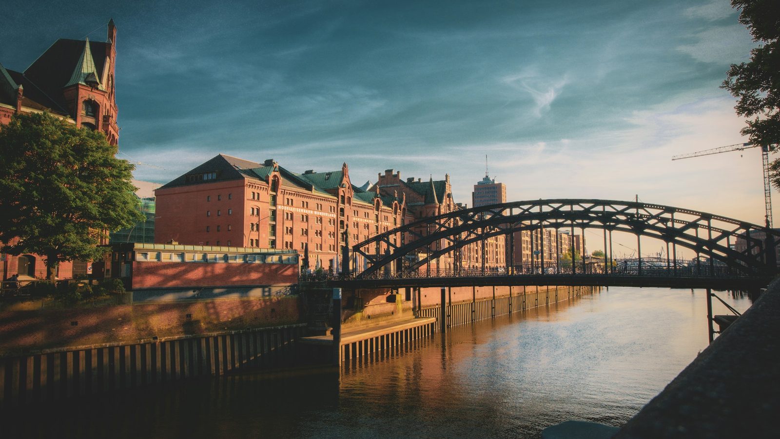 Brücke und Backsteinspeicher in der Hamburger Speicherstadt, ein deutsches Stadtbild für unsere Seite über uns
