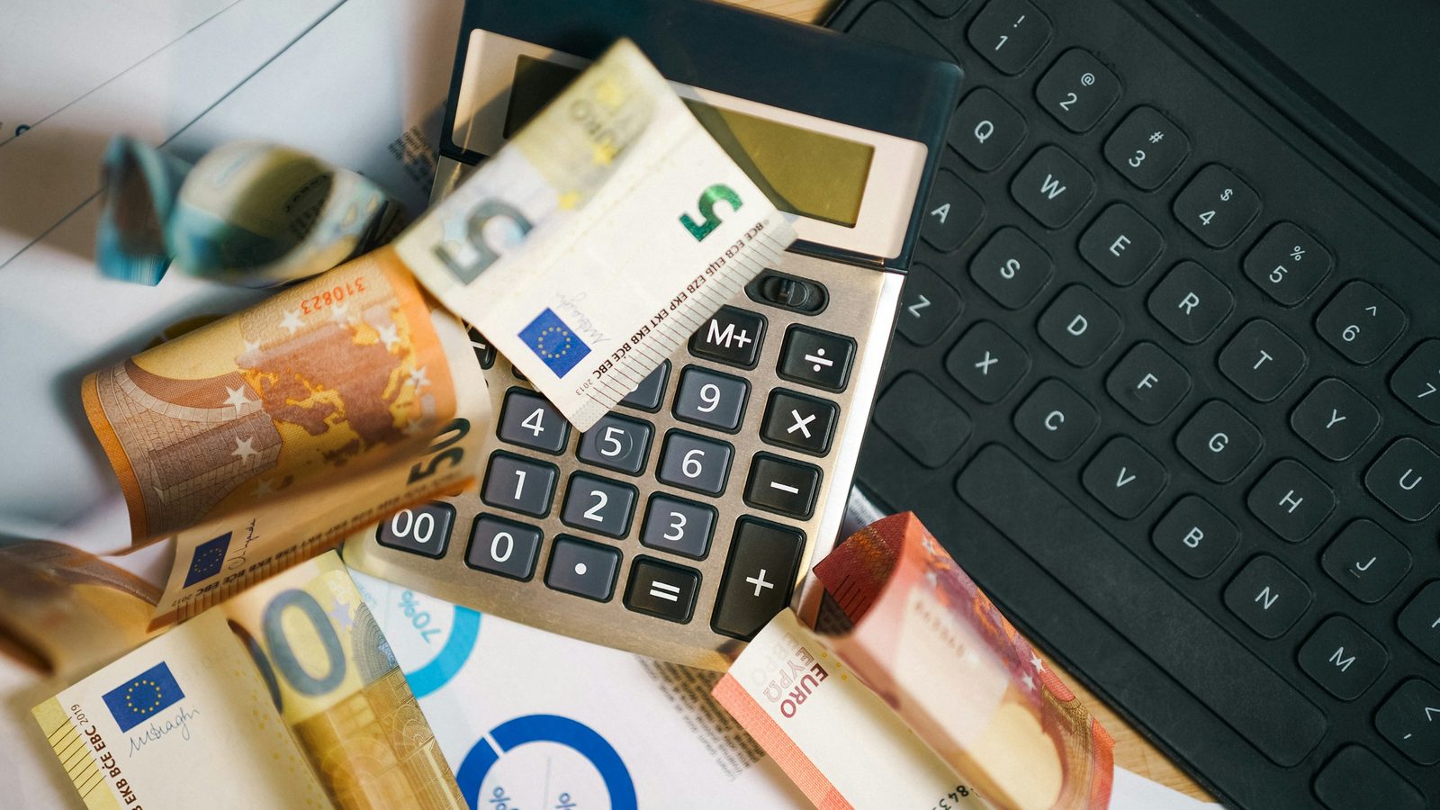 Taschenrechner auf Euroscheinen, offen erklärt, wie wir Geld verdienen